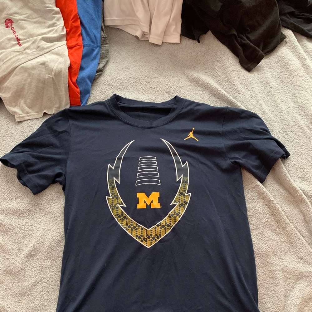 Michigan wolverines football tee size S